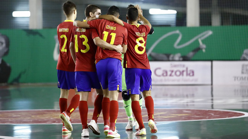Mellado, Chino y Adolfo celebran un gol de la selección española