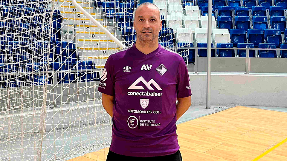 Antonio Vadillo, entrenador del Mallorca Palma Futsal, posa en Son Moix.