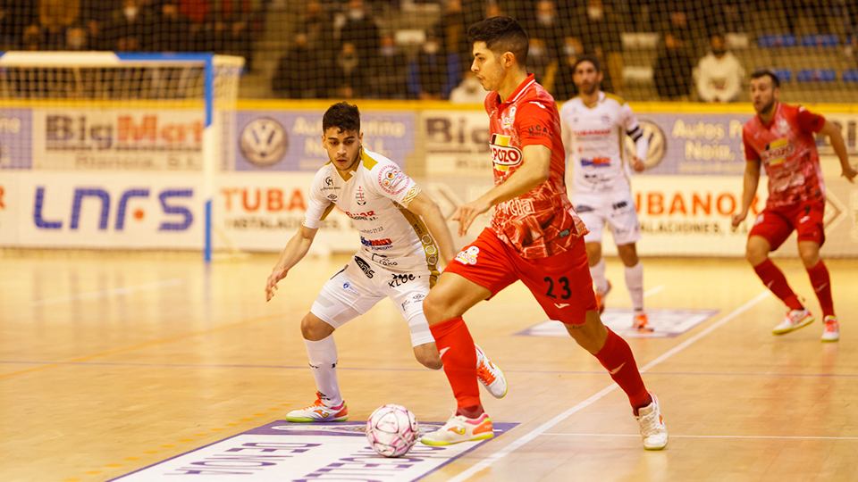 Darío, jugador de ElPozo Murcia Costa Cálida, ante Altamirano, de Noia Portus Apostoli.