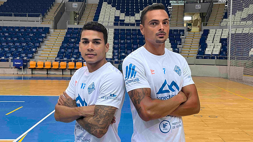 Cléber y Mancuso, jugadores del Mallorca Palma Futsal, posan en Son Moix.