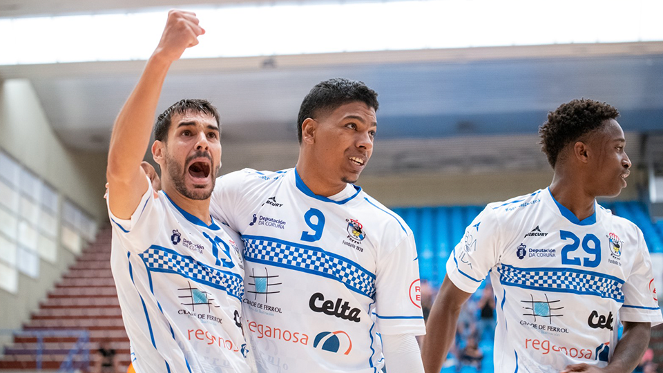 Los jugadores de O Parrulo Ferrol celebran un tanto. (Foto: Ismael Miján)