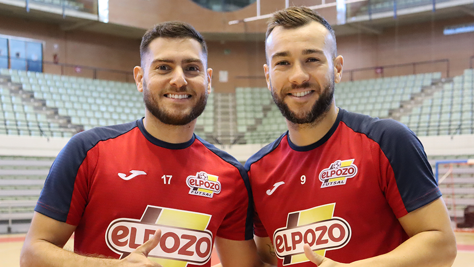 Bruno Taffy y Rafa Santos posan en el Palacio después de regresar de su concentración con la selección brasileña.