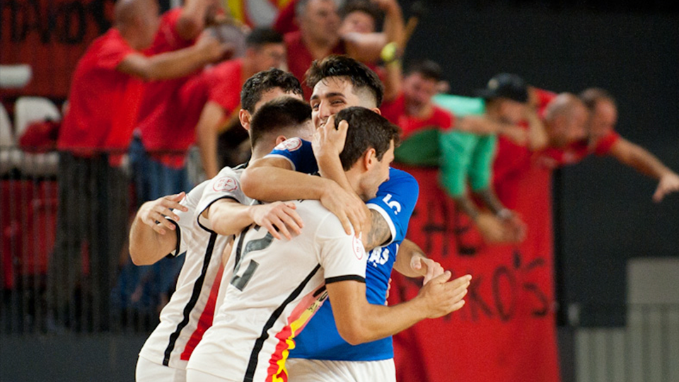 Los jugadores de Industrias Santa Coloma celebran un tanto.