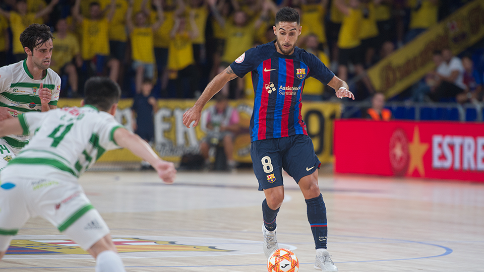 Adolfo, jugador del Barça, controla el balón.