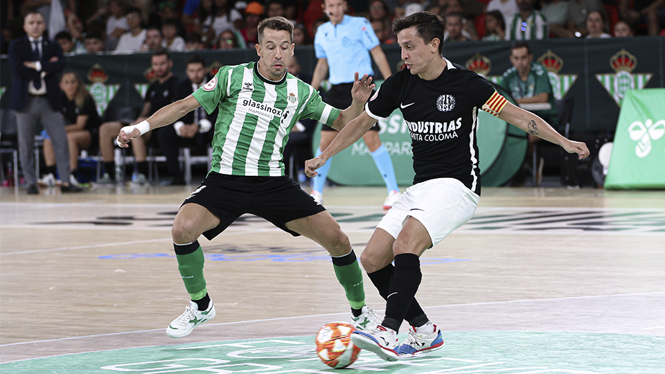 Corso, de Industrias Santa Coloma, da un pase ante Lin, del Real Betis Futsal