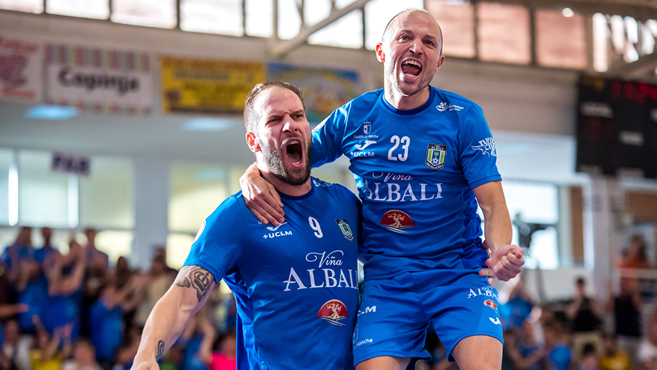 Solano y Nano celebran un gol del Viña Albali Valdepeñas. (Foto: ACP-FSV)