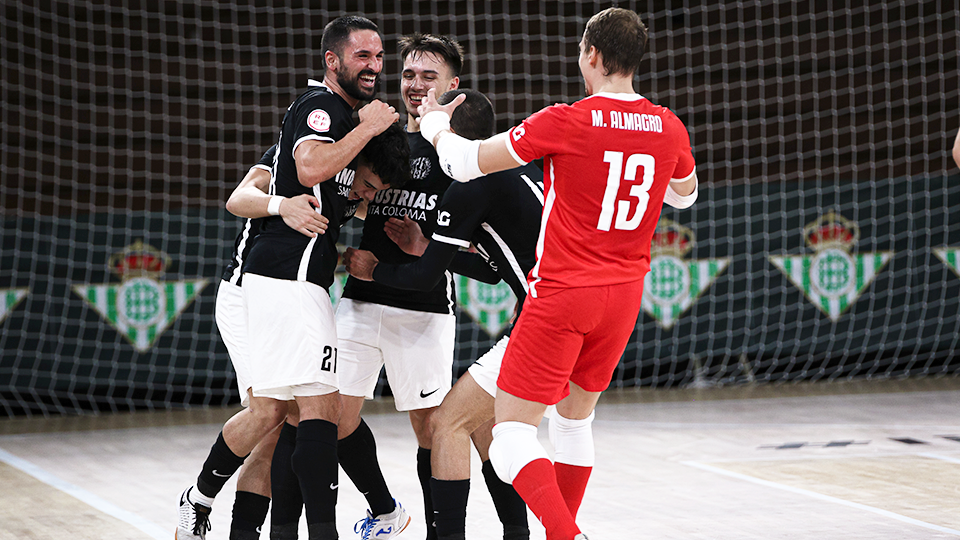 Los jugadores de Industrias Santa Coloma celebran un tanto.