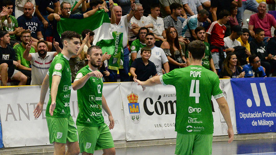 Los jugadores del BeSoccer CD UMA Antequera celebran un tanto.