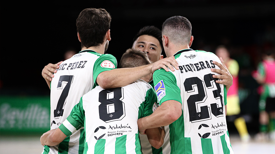 Los jugadores del Real Betis Futsal celebran un tanto