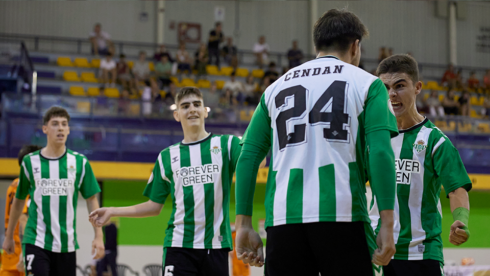 Los jugadores del Real Betis Futsal celebran un gol.