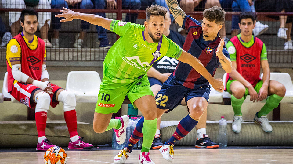 Marlon, de Mallorca Palma Futsal, protege el balón ante Jamur, de Levante UD FS
