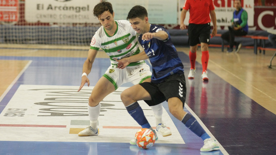 Raúl Jiménez, de Real Betis Futsal, protege la pelota ante Pablo del Moral, de Córdoba Patrimonio de la Humanidad