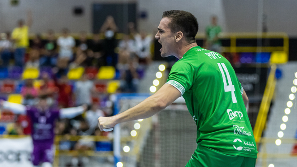 Pope, del BeSoccer CD UMA Antequera, celebra un gol (Fotografía: iso100photopress)