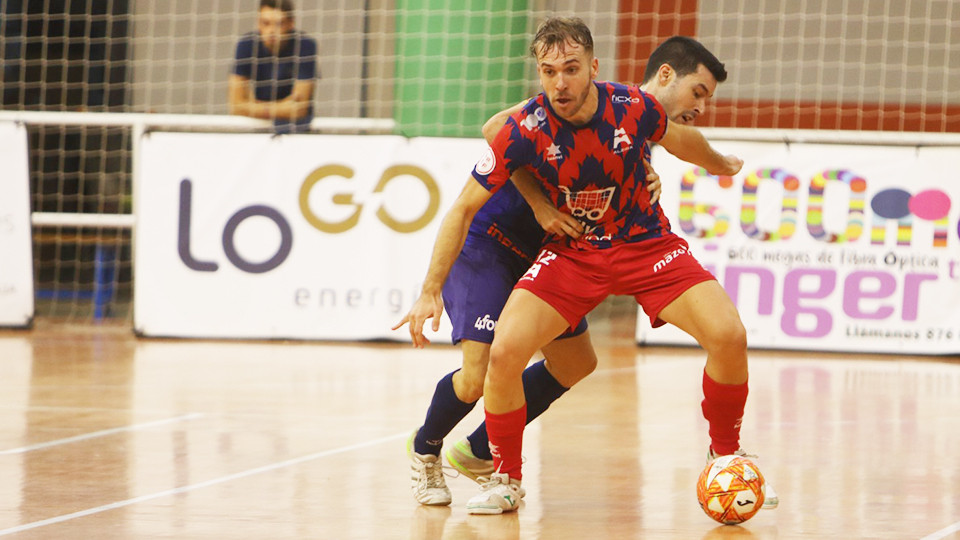 Pedro García, de Alzira FS, controla el balón (Fotografía: Andrea Royo López)