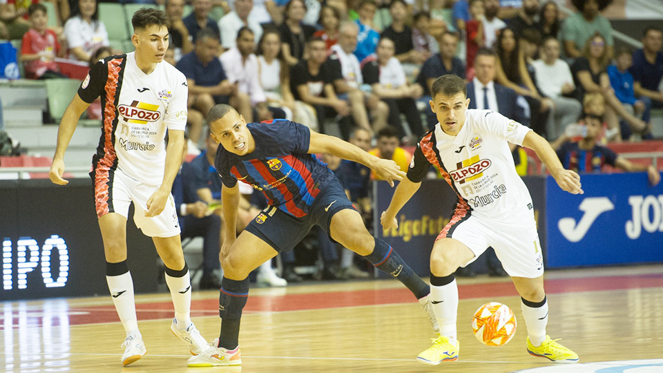 Marcel, de ElPozo Murcia Costa Cálida, conduce el balón ante Ferrao, del Barça (Fotografía: Ernesto Aradilla)