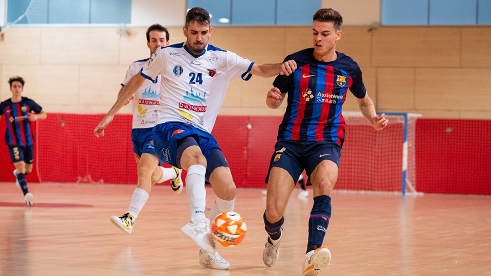 Adri Ortego, del AD Sala 10, disputa el balón durante un partido