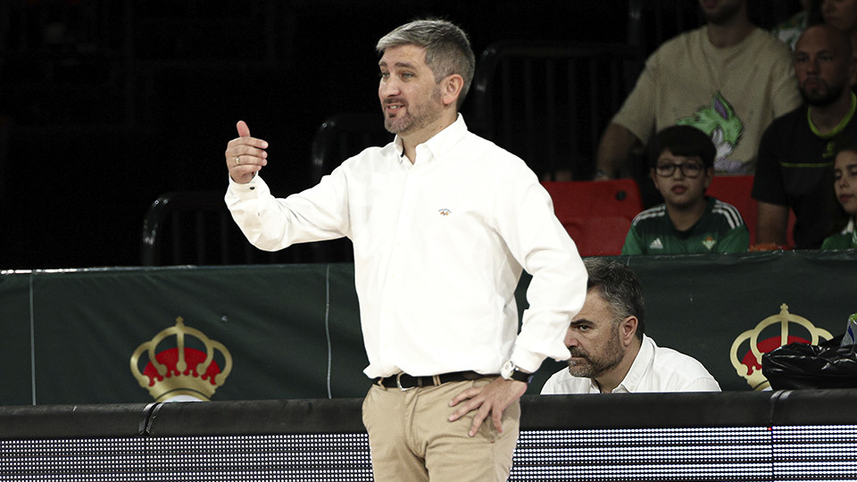 Sergio Mullor, técnico del Real Betis Futsal, durante un partido