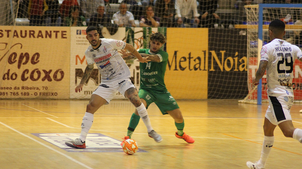 Bruno Gomes, de Noia Portus Apostoli, y Dani Fernández, de BeSoccer UMA Antequera, disputando un balón