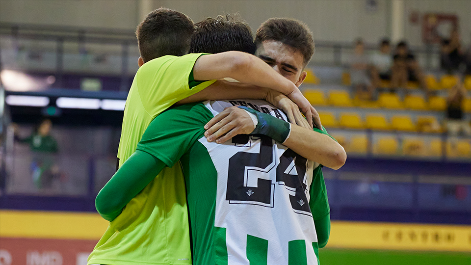 Los jugadores del Real Betis Futsal B celebran un gol.
