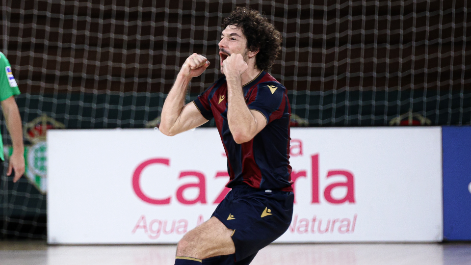 Marc Tolrá celebra un tanto del Levante UD FS