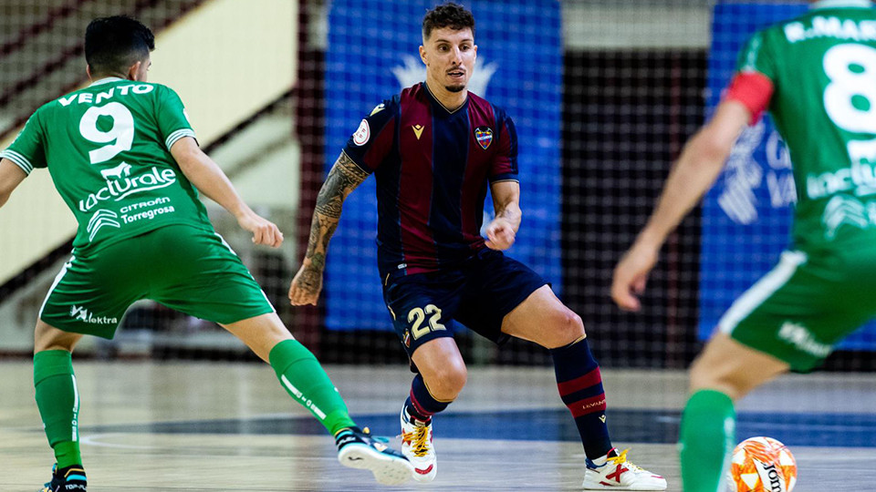 Jamur, del Levante UD FS, da un pase durante el parrtido