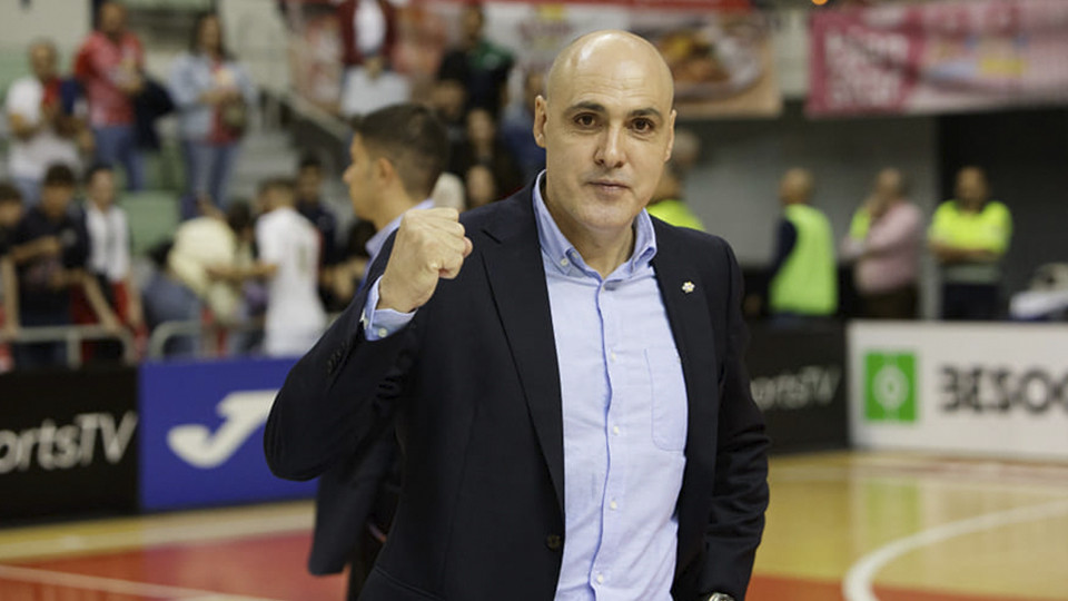 Javi Rodríguez, entrenador de ElPozo Murcia, celebra una victoria (Fotografía: Pascu Méndez)