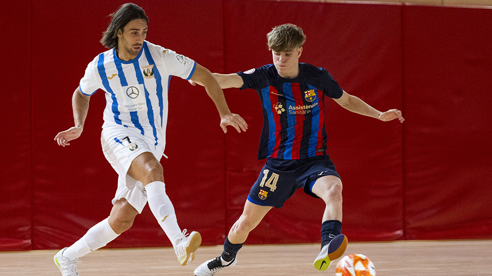 Manu García, del CD Leganés, da un pase ante Puigvert, del Barça Atlètic