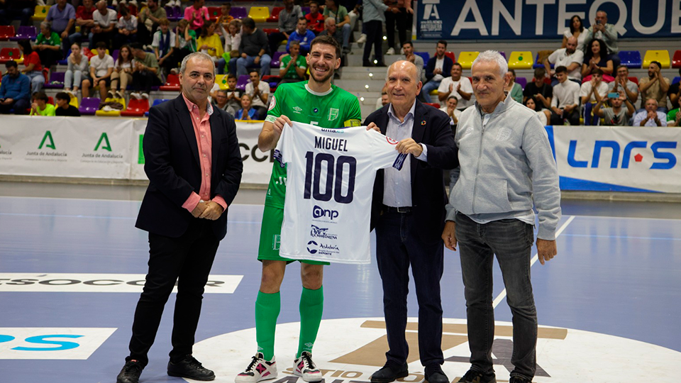 Miguel Conde, capitán de BeSoccer CD UMA Antequera, recibe una camiseta conmemorativa por sus 100 partidos en Primera División