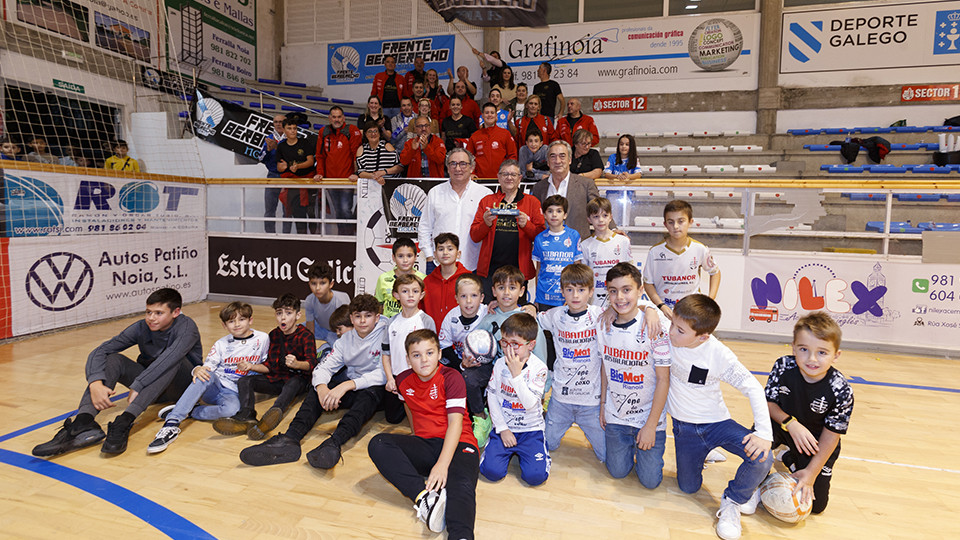 El presidente de la LNFS, Javier Lozano, y Severino Barreiro, máximo dirigente del Noia Portus Apostoli, junto a a la parte de la afición en el Agustín Mourís