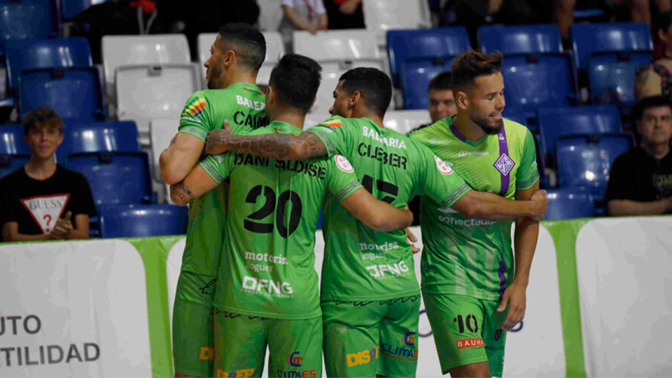 Los jugadores de Palma Futsal, con Dani Saldise a la cabeza, celebran un gol
