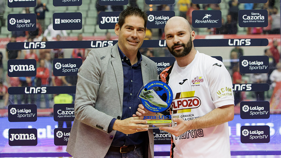 Taynan, jugador de ElPozo Murcia Costa Cálida, recibe el premio de Jugador Estrella JOMA de manos de Kike Boned