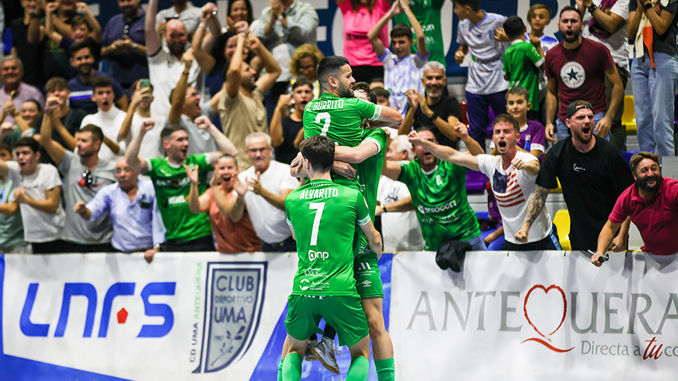 Burrito y Alvarito celebran un gol de BeSoccer CD UMA Antequera