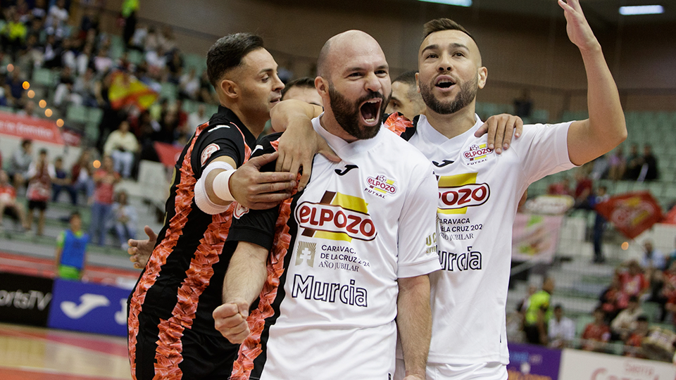 Taynan celebra un gol junto a sus compañeros de ElPozo Murcia Costa Cálida