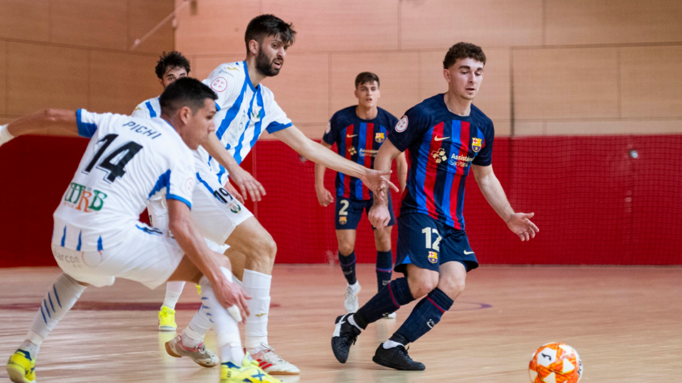 Dos jugadores del CD Leganés, defendiendo una acción en su partido contra Barça Atlètic