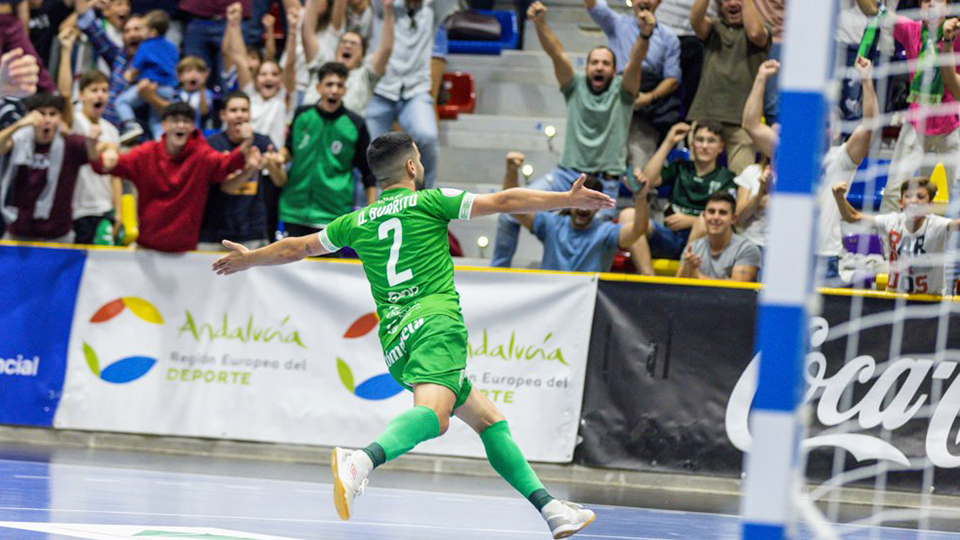 Burrito celebra un tanto del BeSoccer CD UMA Antequera.