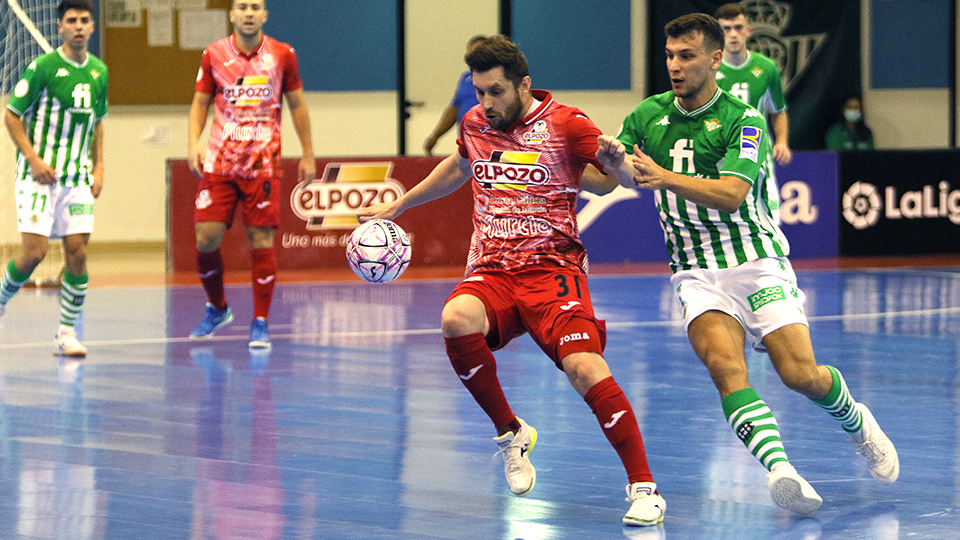 Gadeia, de ElPozo Murcia Costa Cálida, y Éric Pérez, del Real Betis Futsal, pugnan por el balón.