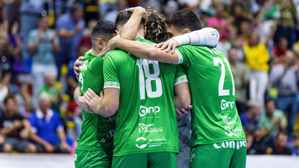 Los jugadores del BeSoccer CD UMA Antequera celebran un tanto.