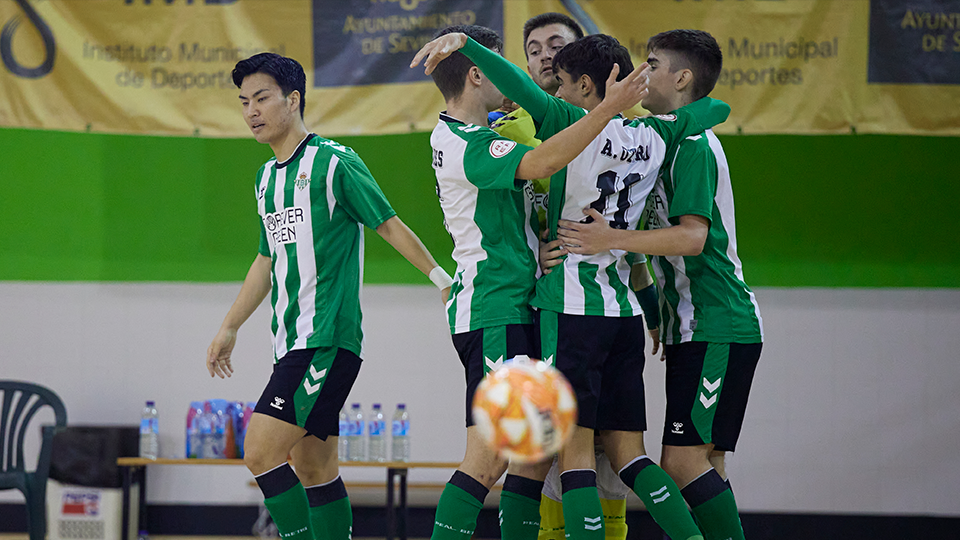 Los jugadores del Real Betis Futsal B festejan un gol.