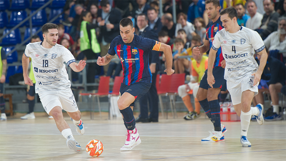 Sergio Lozano, de Barça, conduce la pelota presionado por Pablo y Pope, de BeSoccer CD UMA Antequera