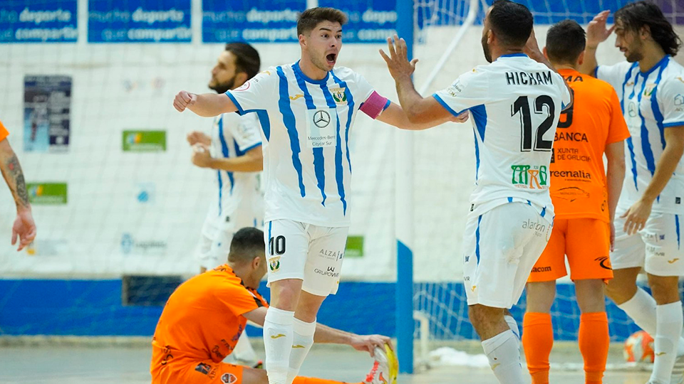 Dela, del CD Leganés, celebra un gol con su compañero Hicham