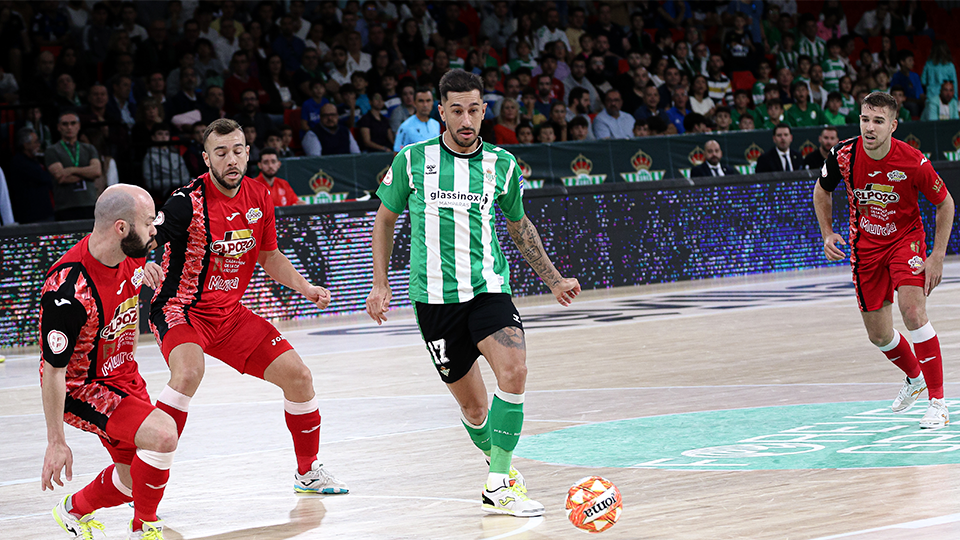 Fernando, de Real Betis Futsal, da un pase, ante la defensa de Taynan, de ElPozo Murcia Costa Cálida