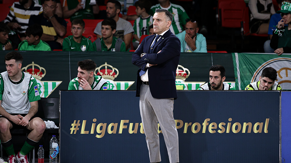 Bruno García, dirigiendo el partido de Real Betis Futsal desde la banda