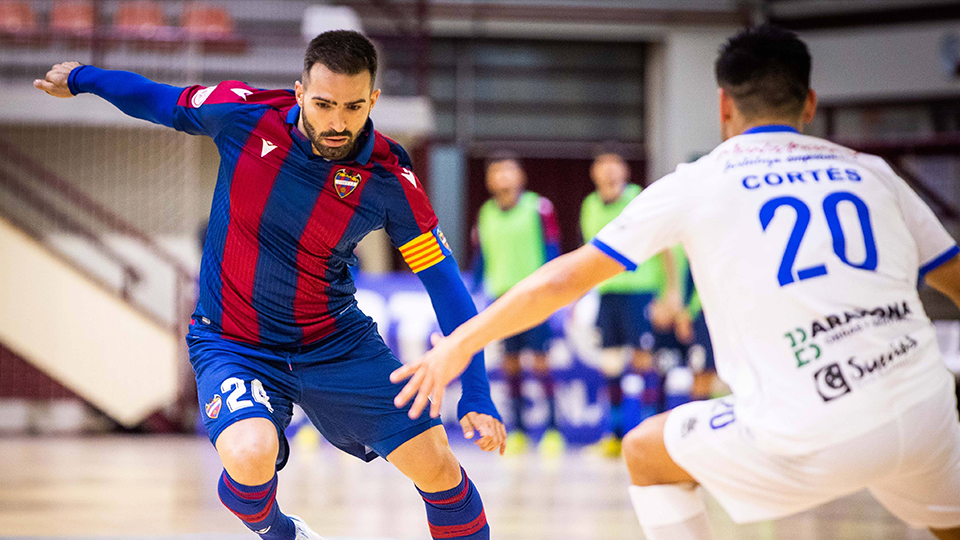 Pedro Toro, jugador del Levante UD FS, encara a Cortés, del Quesos El Hidalgo Manzanares.