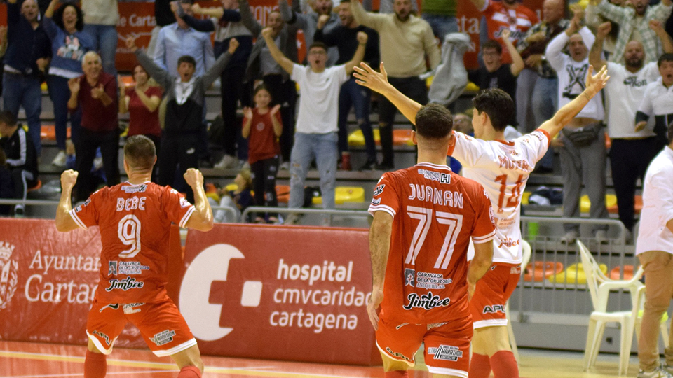 Los jugadores del Jimbee Cartagena celebran un tanto.