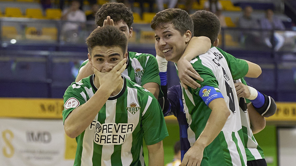 Los jugadores del Real Betis Futsal B celebran un gol