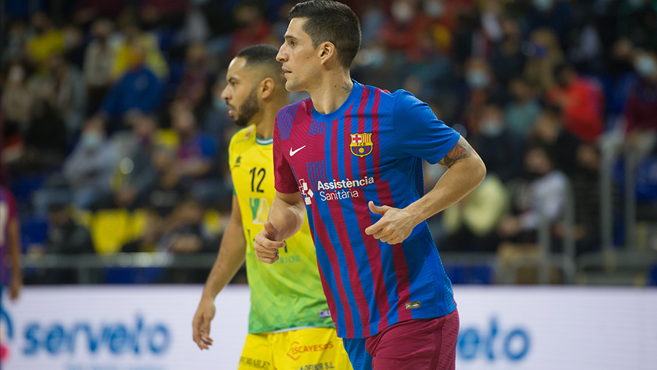 Ortiz, jugador del Barça, y Attos, del Jaén FS.