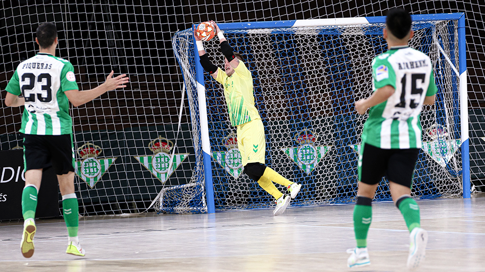 Karpiak, portero del Real Betis Futsal, atrapa el balón.