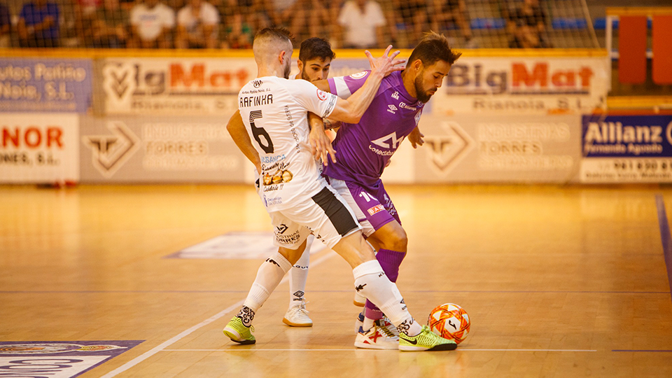 Marlon, jugador del Mallorca Palma Futsal, ante Rafinha, del Noia Portus Apostoli.