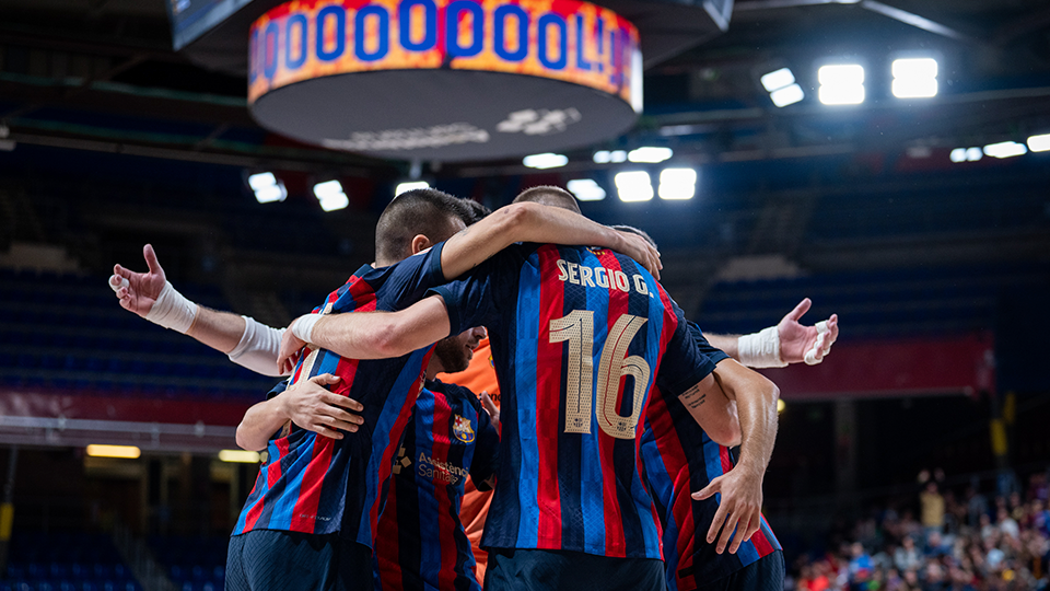 Los jugadores del Barça celebran un tanto.