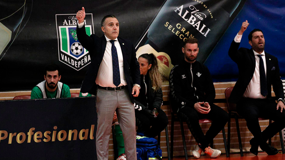 Bruno García, entrenador del Real Betis Futsal, durante un encuentro.